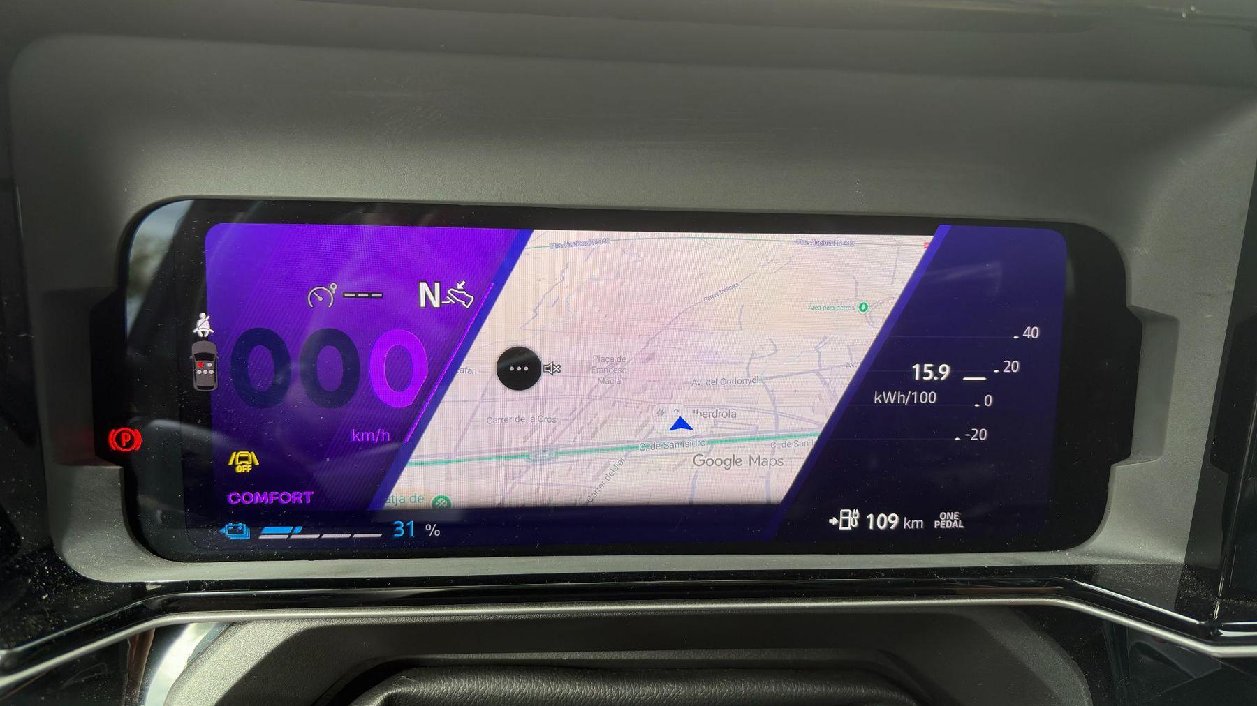 Pantalla digital del Renault 4 E-Tech parada, marcando 31 % de batería y 15,9 kWh/100 km de consumo medio
