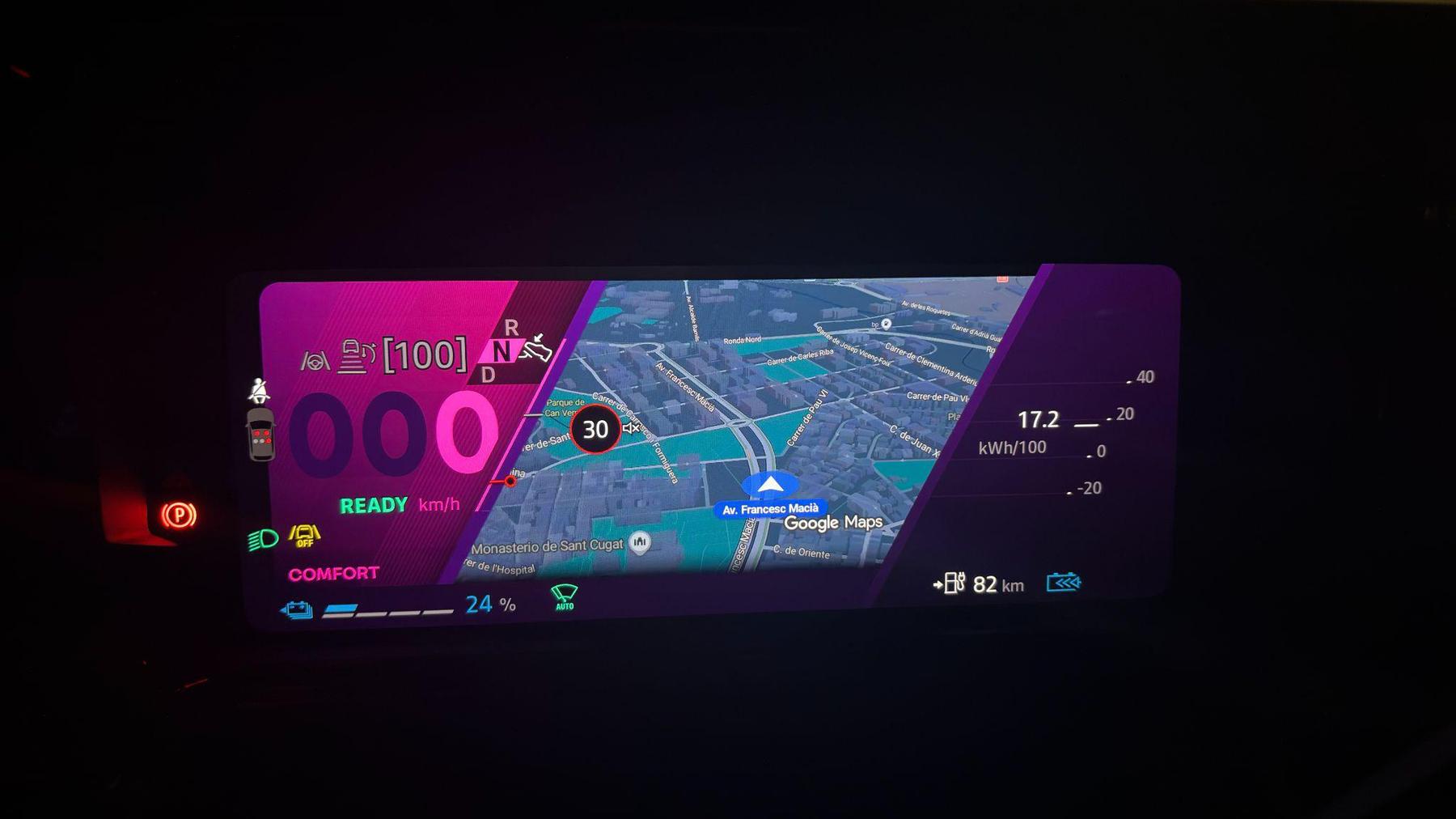 Pantalla digital del Renault 4 E-Tech aparcado en Sant Cugat del Vallès, marcando 0 km/h, 24 % de batería y 17,2 kWh/100 km