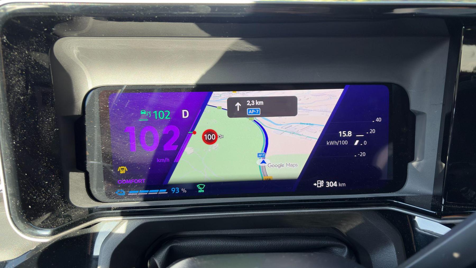 Pantalla digital del Renault 4 E-Tech marcando 93 % de batería, 102 km/h y 15,8 kWh/100 km, justo al incorporarse a la AP-7