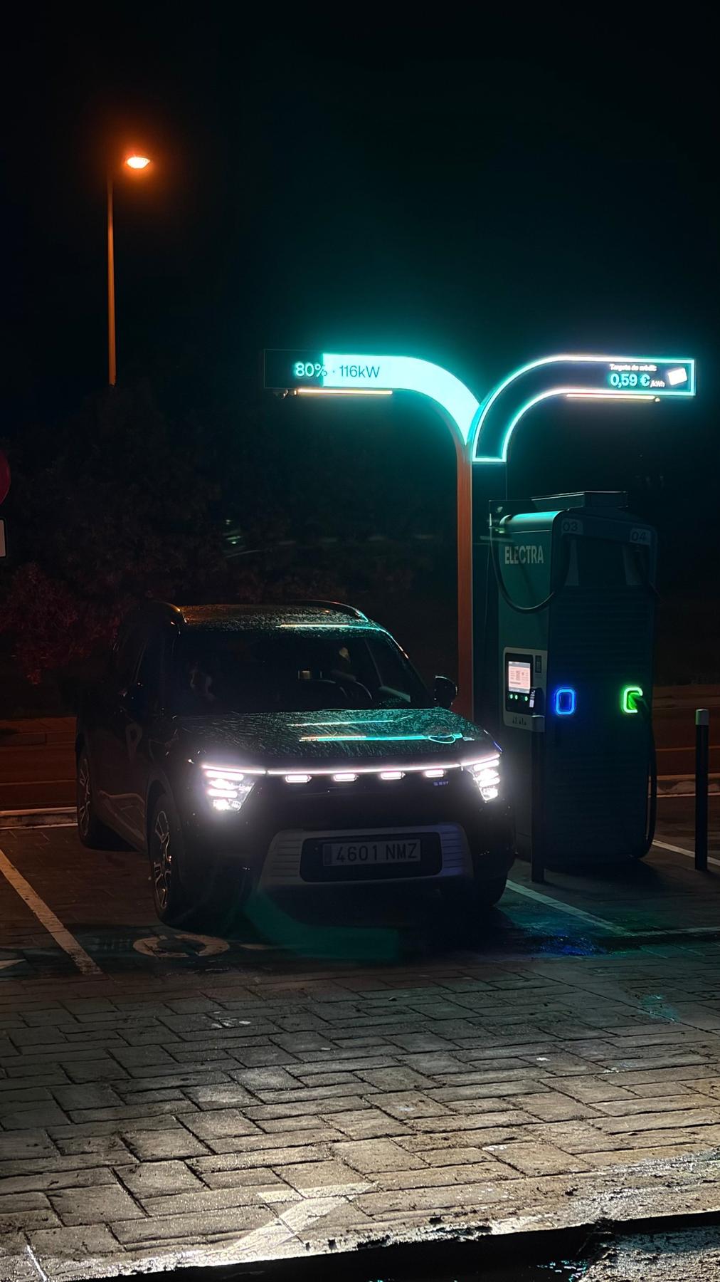 smart #5 Pro+ cargando de noche en un punto Electra de Sant Cugat, con la pantalla del cargador marcando 80 % y 116 kW