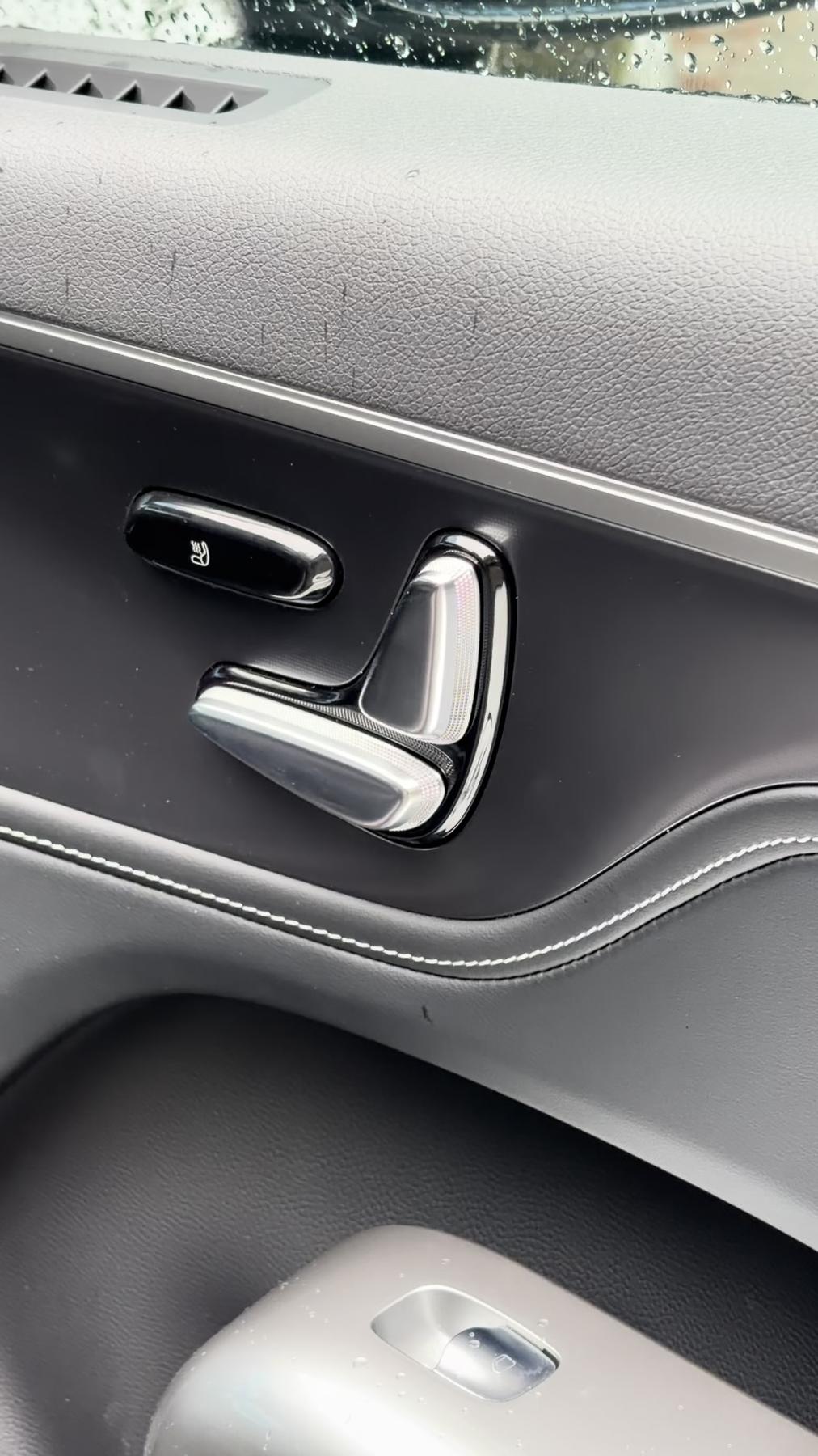 Mandos eléctricos del asiento del smart #5 Pro+ en el lateral de la puerta, con el botón de la calefacción y el acabado cromado