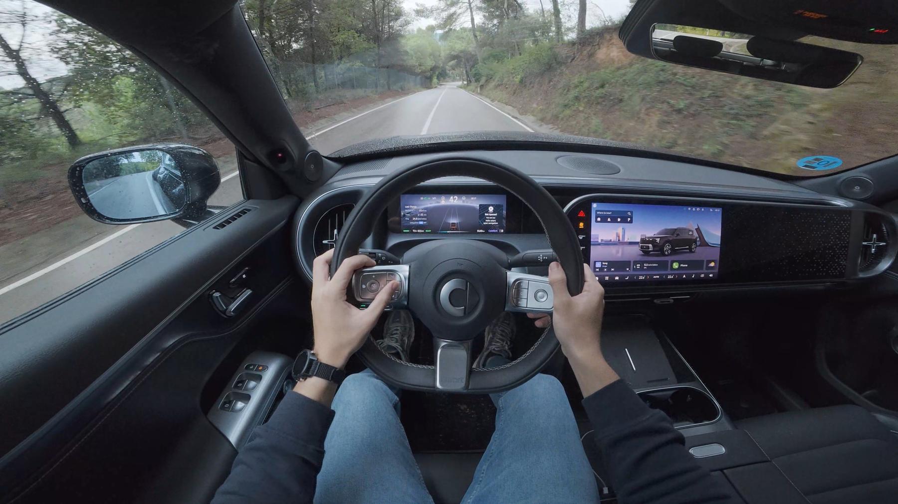 Puesto de conducción del smart #5 Pro+ visto desde el asiento del conductor, con el volante, el cuadro digital y la gran pantalla central