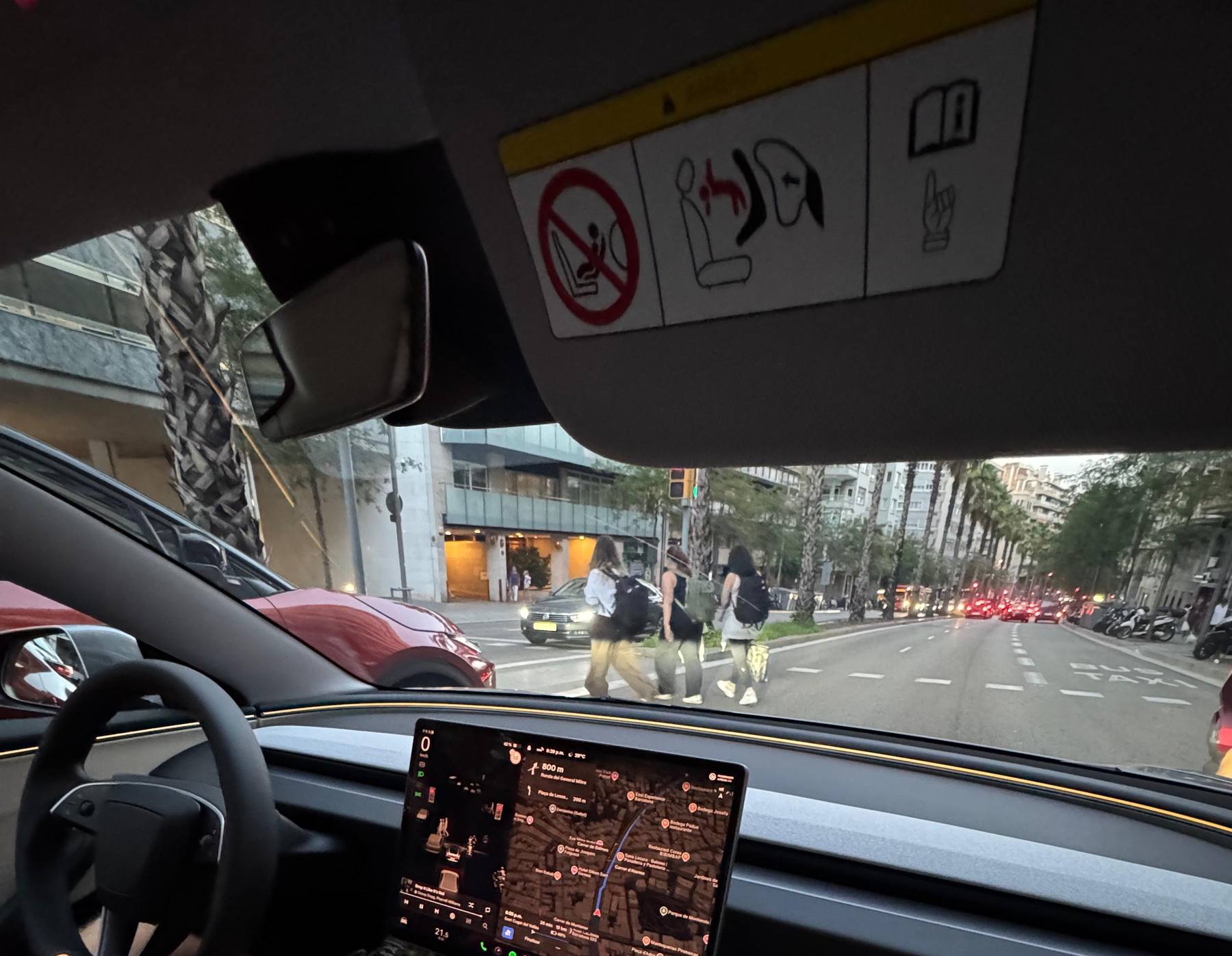 Tesla Model 3 en Barcelona de noche