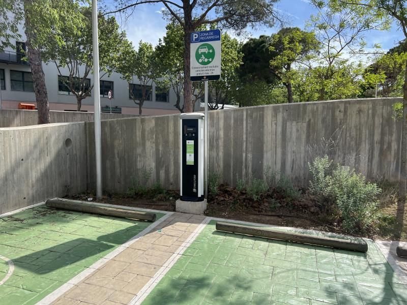 Punto de recarga del Ajuntament de Valldoreix con dos plazas pintadas de verde y la señal de zona de recarga